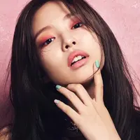 Seperti diketahui, Jennie Blackpink menjadi brand ambassador Chanel Cosmetics. Tentu saja hal ini membuat penampilan Jennie semakin berkelas. (Foto: instagram.com/jenniekim.indo)