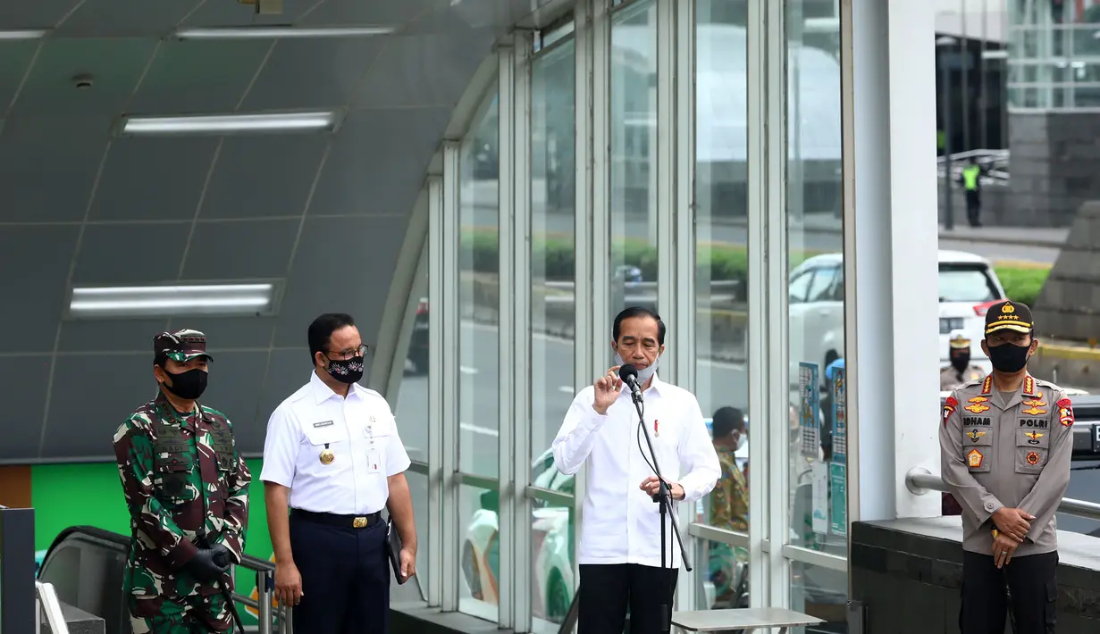 Presiden Jokowi didampingi Panglima TNI Marsekal Hadi Tjahjanto, Kapolri Jenderal Pol Idham Aziz dan Gubernur DKI Anies Baswedan memberikan keterangan usai meninjau kesiapan penerapan prosedur standar New Normal di Stasiun MRT Bundaran HI Jakarta, Selasa (26/5/2020). (Tribunnews/Irwan Rismawan/Pool)