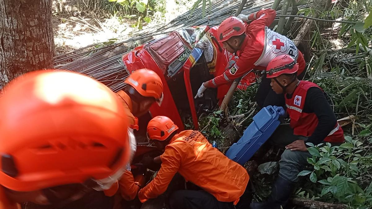 Truk Pengangkut Besi Alami Rem Blong di Kulonprogo, Tabrak Motor lalu Terguling