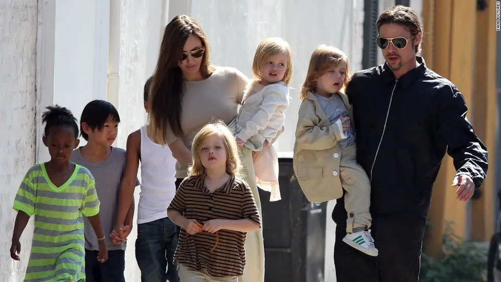 Angelina Jolie dan Brad Pitt bersama anak-anaknya (foto: The Sun)