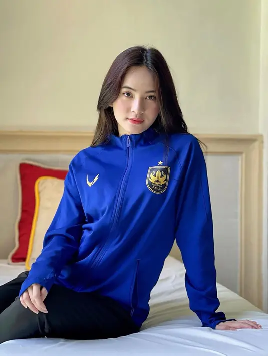 Tak hanya pakai baju PSIS Semarang, pakai jaket Mahesa Jenar pun Vivi terlihat cantik memesona. Jaket biru terlihat pas dikenakan oleh Vivi Novika. Tak heran, foto cantik Vivi pakai jaket PSIS Semarang pun banjir like dan komentar dari banyak warganet khususnya suporter PSIS. (Liputan6.com/IG/@viviinovika)