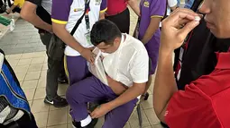 Gempa memicu kepanikan warga, terutama yang sedang beraktifitas di dalam gedung. (Erwin MASCARINAS/AFP)