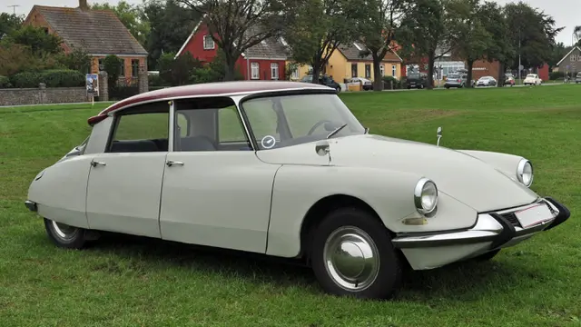 Citroen DS 19 (Wikimedia Commons)