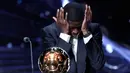 Penyerang Prancis Paris Saint-Germain, Ousmane Dembele bereaksi setelah menerima penghargaan Ballon d'Or selama upacara penghargaan Ballon d'Or France Football 2025 di Teater du Chatelet, Paris pada 22 September 2025 waktu setempat atau Selasa (23/9/2025) dini hari WIB. (Franck FIFE/AFP)