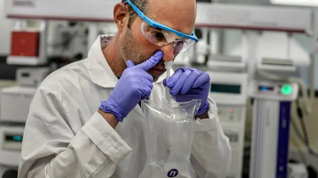 coronavirus breathalyser test demonstrate (MENAHEM KAHANA/AFP)