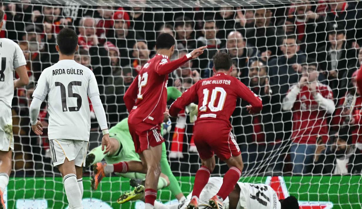 Gelandang Liverpool asal Argentina, Alexis Mac Allister (tengah), mencetak gol dalam pertandingan pekan keempat Liga Champions 2025-2026 melawan Real Madrid di Stadion Anfield, Inggris, pada Selasa 4 November 2025 waktu setempat atau Rabu (5/11/2025) dini hari WIB. Gol Alexis Mac Allister di menit ke-61 memecah kebuntuan Liverpool dan membangkitkan euforia Anfield. (Paul ELLIS/AFP)