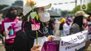 Massa dari Jaringan Pembela Hak Perempuan Korban Kekerasan Seksual melakukan unjuk rasa di depan Gedung DPR, Jakarta, Rabu (22/12/2021). Mereka mendesak DPR mengesahkan rancangan undang-undang Tindak Pidana Kekerasan Seksual (RUU TPKS) sebagai RUU Inisiatif DPR RI. (Liputan6.com/Faizal Fanani)