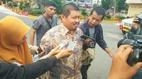 Bupati Bengkalis Amril Mukminin setelah diperiksa penyidik KPK di Mako Brimob Polda Riau beberapa waktu lalu. (Liputan6.com/M Syukur)