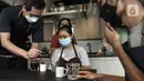 Praktisi (kiri) mengajar pembuatan kopi kepada anak berkebutuhan khusus di The Home, Cilandak, Jakarta, Selasa (11/1/2022). Belajar membuat kopi merupakan salah satu pelatihan khusus yang disesuaikan dari minat anak berkebutuhan khusus setelah selesai pendidikan di SLB. (Liputan6.com/Johan Tallo)