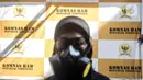 Seorang anak muda mengenakan masker saat menggelar aksi damai di luar Kantor Komnas HAM, Jakarta, Kamis (14/7/2022). Mereka meminta hak asasi akibat krisis iklim dengan mengadukan kepada Komnas HAM terkait pembiaran krisis Iklim karena sudah sangat berpengaruh pada kehidupan, ekonomi, dan kesehatan perorangan maupun kelompok akibat kenaikan suhu bumi serta cuaca ekstrem. (Liputan6.com/Faizal Fanani)