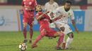 Pemain Persebaya Surabaya, Nelson Alom (kanan) menghalau bola dari kaki pemain Persija Jakarta, Rohit Chand pada laga Gojek Liag 1 bersama Bukalapak di Stadion PTIK, Jakarta (26/6/2018). Persija dan Persebaya bermain imbang 1-1. (Bola.com/Nick Hanoatubun)