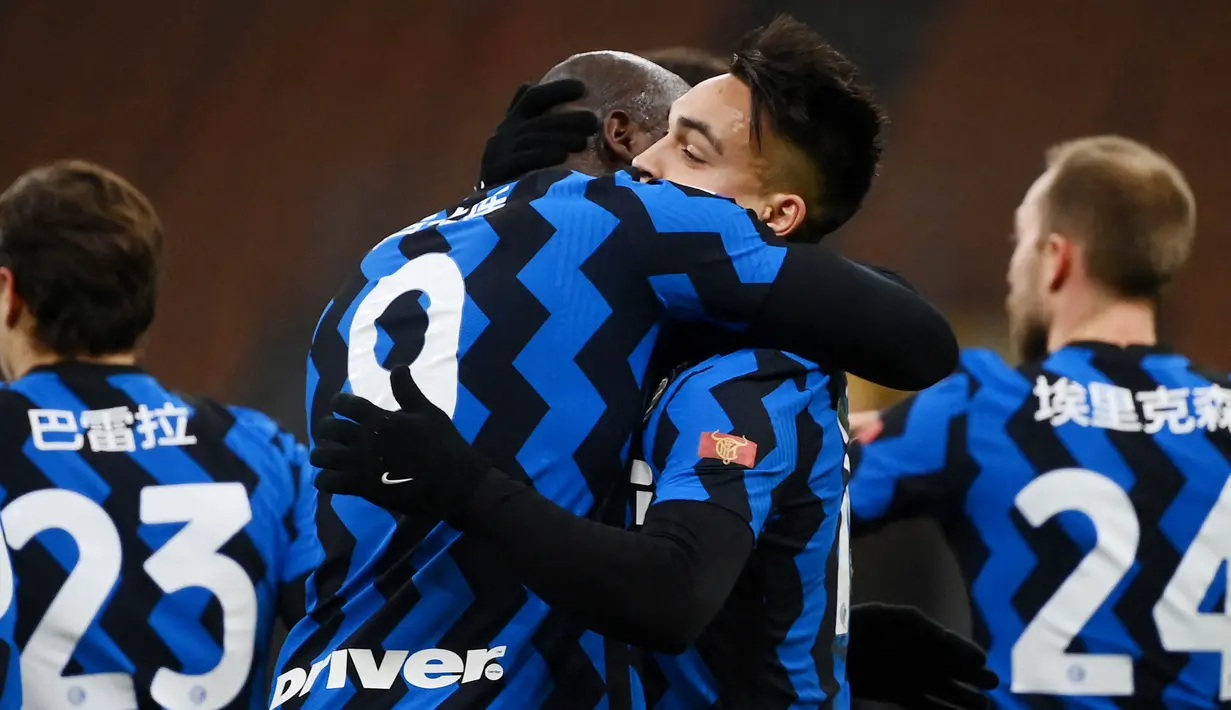 Kedua ujung tombak La Beneamata itu menjadi pencetak gol di pertandingan tersebut. Martinez memborong dua gol, sedangkan Lukaku menyumbangkan satu gol. (AFP/Marco Bertorello)