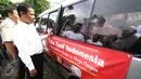 Menteri Pertanian Andi Amran Sulaiman melihat kendaraan Toko Tani Indonesia di TTI Center, Jakarta Selatan, Senin (6/2). Kementan melakukan pengiriman perdana komoditas pangan strategis ke 22 TTI yang tersebar di Jakarta. (Liputan6.com/Helmi Afandi)
