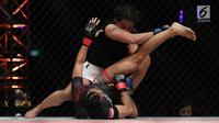 Petarung Indonesia, Priscilla Hertati Lumban Gaol, saat melawan petarung India, Puja Tomar, pada laga ONE Championship di Istora Senayan, Sabtu (19/1). Lumban Gaol takluk dari Puja Tomar. (Bola.com/M Iqbal Ichsan)