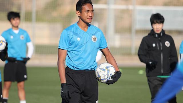 5 Potret Rizky Ridho saat Latihan Bersama Timnas, Bek Muda Persebaya