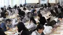 Siswa senior makan siang di meja yang dilengkapi dengan pembatas plastik untuk mencegah penyebaran virus corona baru di kafetaria di Jeonmin High School di Daejeon, Korea Selatan, Rabu, (20/5/2020). (Kim Jun-beom/Yonhap via AP)