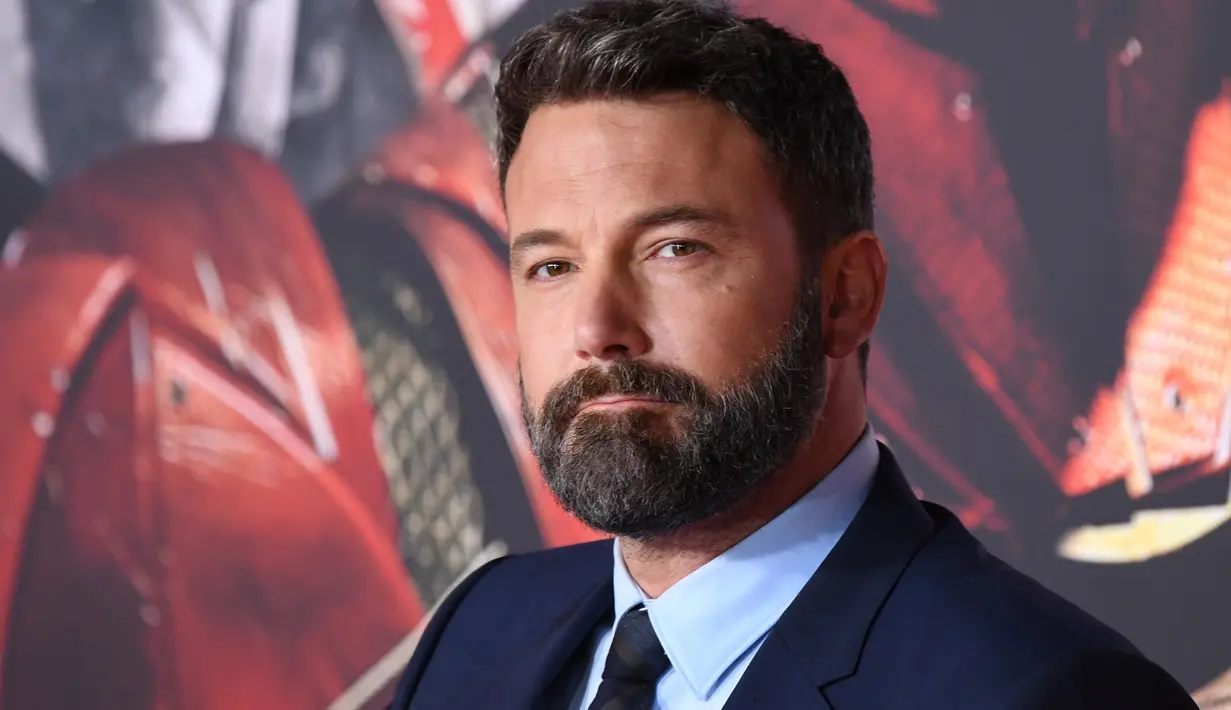 Dilansir dari Ranker, Sandra Bullock mengatakan bahwa ia memberikan permen mint untuk Ben Affleck saat syuting Forces of Nature karena bau mulutnya. (ROBYN BECK/AFP)