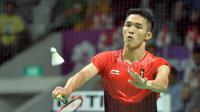 Pebulu tangkis tunggal Indonesia, Jonatan Christie melakukan servis ke arah pebulu tangkis Jepang Kenta Nishimoto pada babak semifinal Asian Games 2018 di Istora Senayan, Jakarta, Senin (27/8). Jonatan melaju ke final. (ANTARA FOTO/INASGOC/tom/18)