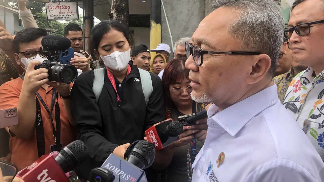 Menteri Perdagangan (Mendag) Zulkifli Hasan memantau harga pangan di Pasar Palmerah, Tanah Abang, Jakarta Pusat, Kamis (4/1/2023). (Elza/Liputan6.com)