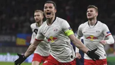 Gelandang Red Bull Leipzig, Marcel Sabitzer (tengah) berselebrasi usai mencetak gol ke gawang Tottenham Hotspur pada leg kedua babak 16 besar Liga Champions di di Red Bull Arena, Jerman (10/3/2020). Sabitzer mencetak dua gol dan mengantar RB Leipzig menang 3-0. (AP Photo/Hendrik Schmidt)