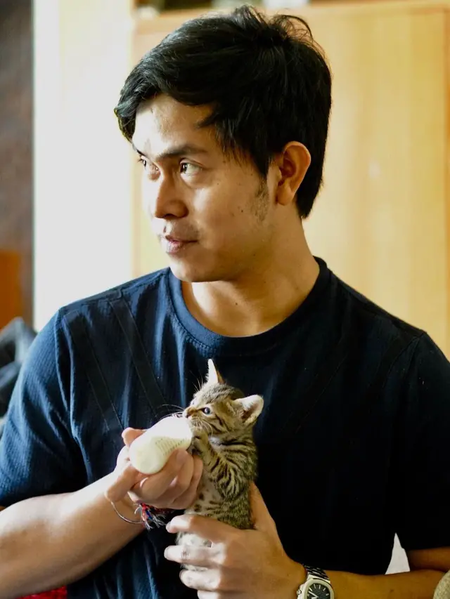 Kedekatan Cakra Khan dengan Satwa