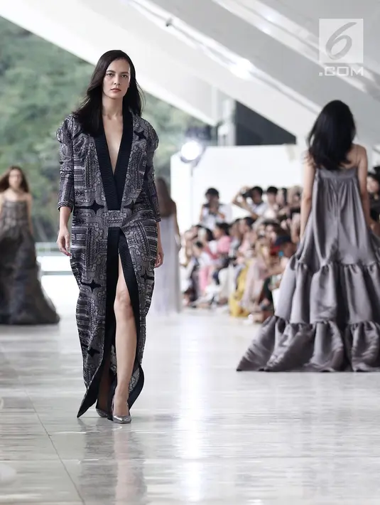 Model memeragakan busana rancangan desainer Sapto Djojokartiko di Jakarta, Kamis (20/9). Sapto memamerkan 70 busana Spring/Summer 2019 untuk merayakan 10 tahun karyanya di dunia fesyen. (Liputan6.com/Herman Zakharia)