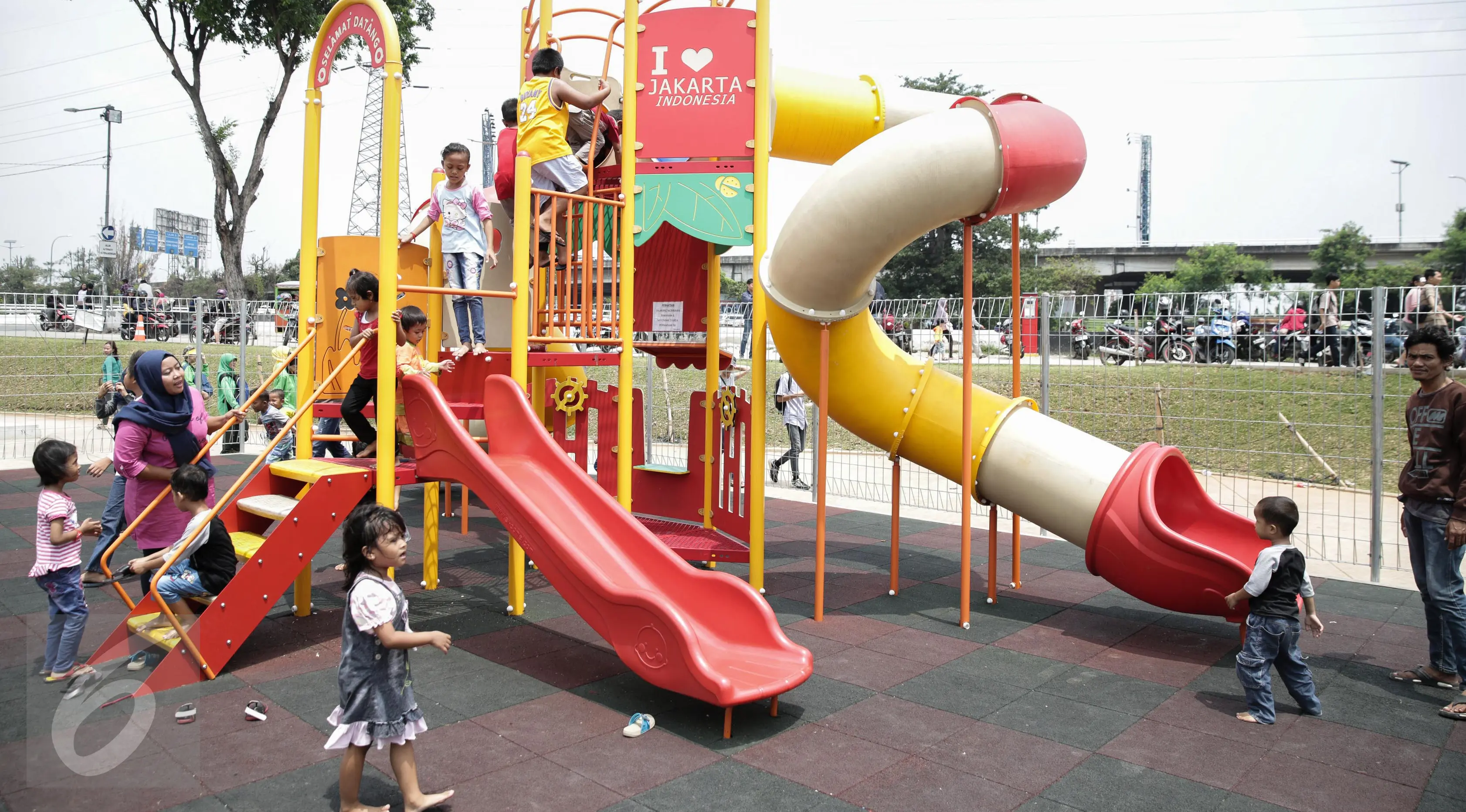 Sejumlah anak bermain di areal RPTRA Kalijodo, Jakarta, Jumat (14/4). Sejumlah warga menghabiskan libur Paskah dengan mengajak putra-putrinya bermain di areal RPTRA Kalijodo. (Liputan6.com/Faizal Fanani)