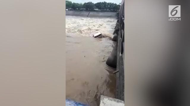 Sebuah mobil menabrak pembatas sungai hingga tercebur ke aliran Sungai Brantas, Mojokerto, Jawa Timur yang berarus deras.