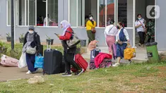 Warga negara Indonesia (WNI) usai menjalani isolasi di RSDC Wisma Atlet Pademangan, Jakarta, Selasa (15/6/2021). Pemerintah mewajibkan WNI yang baru tiba di Indonesia untuk melakukan isolasi selama lima hari guna menghindari penularan COVID-19. (Liputan6.com/Faizal Fanani)