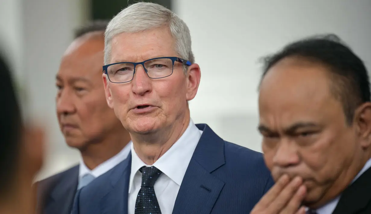 CEO Apple, Tim Cook sendiri mengungkap minatnya untuk memperluas investasi di Indonesia. (BAY ISMOYO/AFP)