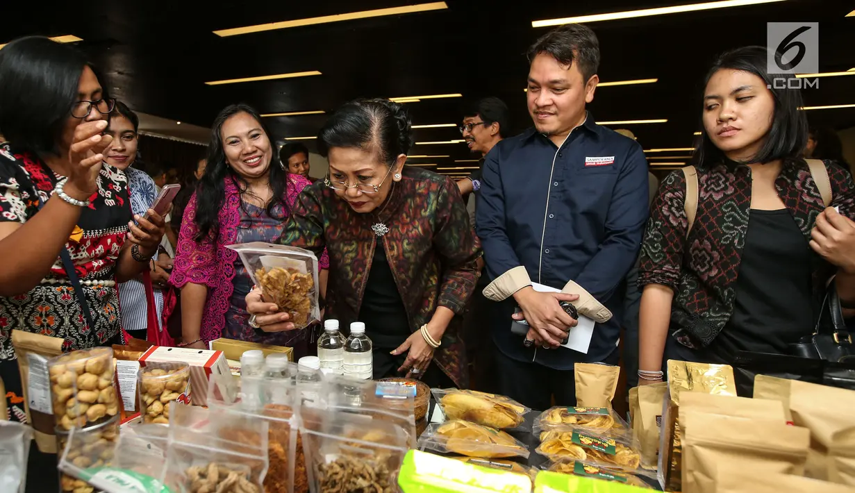 Ketua Dekranasda Bali Putri Suastini Koster (tengah) didampingi Kepala Hubungan Daerah dan Tanggung Jawab Sosial Perusahaan PT HM Sampoerna Ervin Pakpahan saat meninjau produk UKM hasil binaan program pendampingan “Sampoerna untuk Indonesia” di Bali, Senin (22/7/2019) (Liputan6.com/HO/Ading)