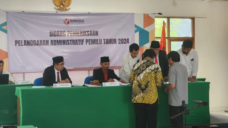 Bawaslu Kota Depok melakukan sidang administrasi atas dugaan pelanggaran administrasi pada Pemilu 2024. (Liputan6.com/Dicky Agung Prihanto)