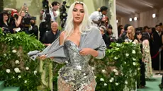 Sosialita sekaligus bintang reality show AS Kim Kardashian tiba menghadiri acara Met Gala 2024 di Metropolitan Museum of Art, New York, Senin (6/5/2024). (Angela Weiss / AFP)