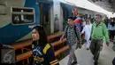 Sejumlah penumpang tiba  di Stasiun Senen, Jakarta, Minggu (3/1/2016). Kedatangan arus balik libur Natal dan Tahun Baru dari sejumlah daerah Pulau Jawa hingga pukul 13.00 WIB tercatat sebanyak 398.947 orang. (Liputan6.com/Faizal Fanani)