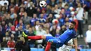 Aksi striker Prancis, Olivier Giroud, saat melawan Islandia pada laga perempat final Piala Eropa 2016 di Stade de France, Paris, Senin (4/7/2016) dini hari WIB. (AFP/Franck Fife)