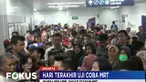 Banyak warga yang mengaku menunggu akhirnya kecewa dan kembali pulang karena sudah berjam-jam pintu belum juga dibuka petugas.