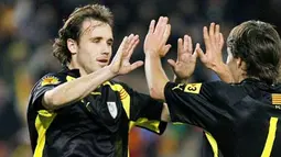 Catalunya's Joan Verdu (L) is congratuled by his teamate Bojan Krkic (R) after scoring against National Colombian team during a friendly football match on December 28, 2008 at Camp Nou stadium in Barcelona. AFP PHOTO/ JOSEP LAGO 