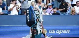 Naomi Osaka asal Jepang tiba untuk bertanding melawan Elena Rybakina dari Kazakhstan dalam laga tunggal putri babak 16 besar US Open di USTA Billie Jean King National Tennis Center, New York, 7 September 2026. (Leonardo MUNOZ/AFP)