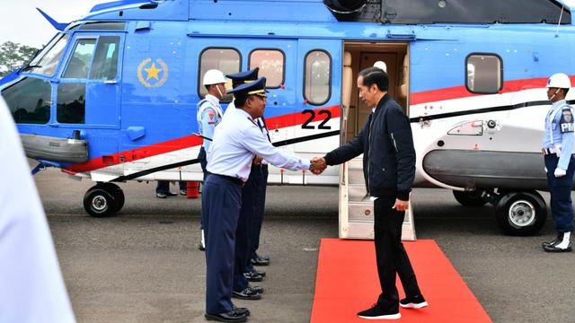 Presiden Jokowi saat hendak menaiki helikopter ke Sukajaya, Bogor, Minggu (5/1/2020). (foto: biro pers setpres)