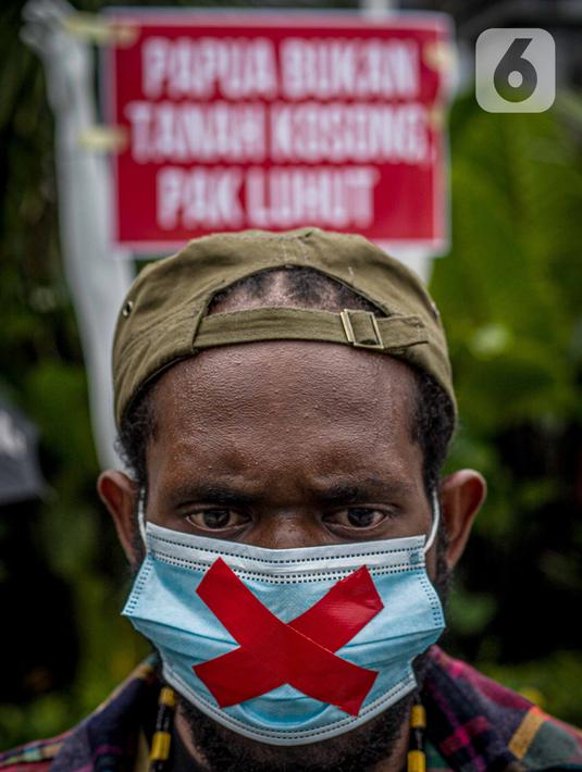 Aktivis membawa manekin dengan poster saat menggelar aksi di depan Polda Metro Jaya, Senin (21/3/2022). Aksi tersebut bentuk dukungan terhadap Haris Azhar dan Fatia Maulidiyanti saat menjalani pemeriksaan terkait kasus dugaan pencemaran nama baik Luhut Binsar Pandjaitan. (Liputan6.com/Faizal Fanani)