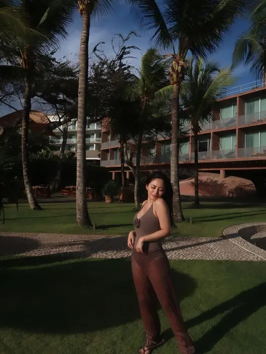 Di sini, Rachel Vennya tampil mengenakan swimsuit, yang kemudian bagian bawahnya ditumpuk mengenakan celana panjang menerawang. [Foto: Instagram/rachelvennya]