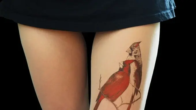 Seolah Memiliki Tato Hanya dengan Memakai Stocking 