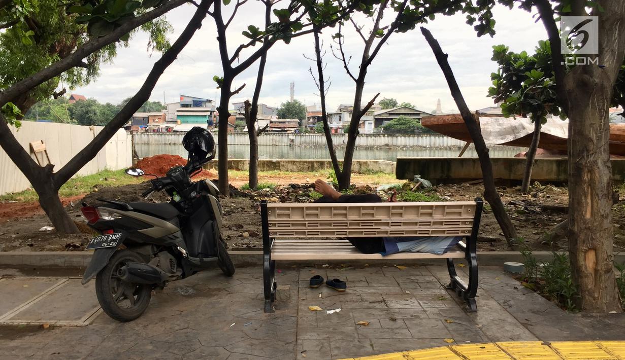 Warga memarkirkan kendaraannya di trotoar saat tidur di bangku rekreasi yang disediakan di Danau Sunter, Jakarta, Jumat (19/1). Selain itu, parkir sembarang ini menimbulkan kesan ketidakteraturan. (Liputan6.com/Immanuel Antonius)