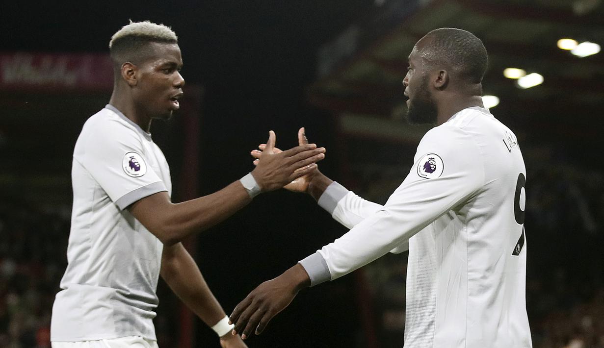 Romelu Lukaku (kanna) dan Paul Pogba merayakan gol saat melawan AFC Bournemouth pada lanjutan Premier League di Vitality Stadium, Bournemouth, (18/4/2018). MU menang 2-0. (Adam Davy/PA via AP)