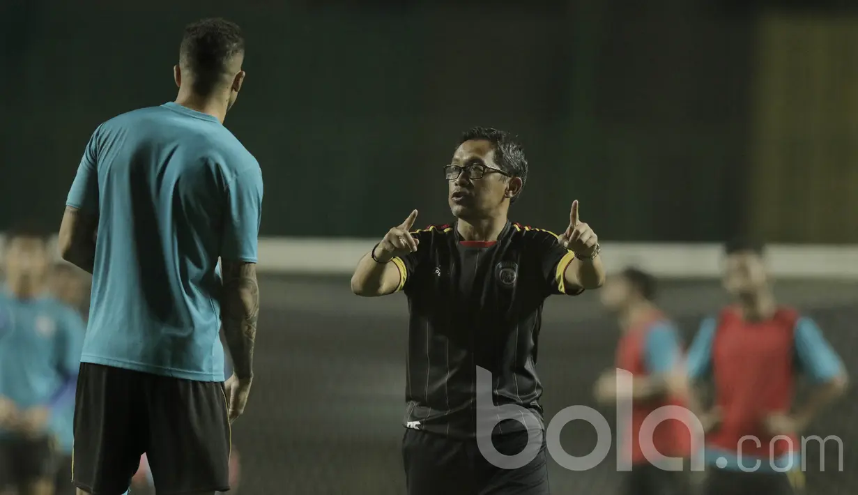 Pelatih Arema, Aji Santoso, saat menggelar latihan jelang lawan Persija di Stadion Patriot, Bekasi, Rabu, (31/05/2017). Arema siap mencuri poin di kandang Persija. (Bola.com/M Iqbal Ichsan)