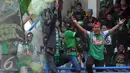 Pendukung Persebaya 1927 atau Bonek bernyayi dan membakar suar saat aksi di Stadion Tugu, Jakarta, Rabu (3/8). Bonek menyerbu Jakarta sejak Selasa (2/8) untuk mendesak pengakuan klub Persebaya 1927 pada KLB PSSI. (Liputan6.com/Helmi Fithriansyah)