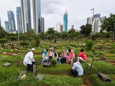 Sejumlah umat muslim berdoa di depan makam keluarga di Pemakaman Karet Bivak Jakarta, Minggu (3/3/2024). (Liputan6.com/Angga Yuniar)