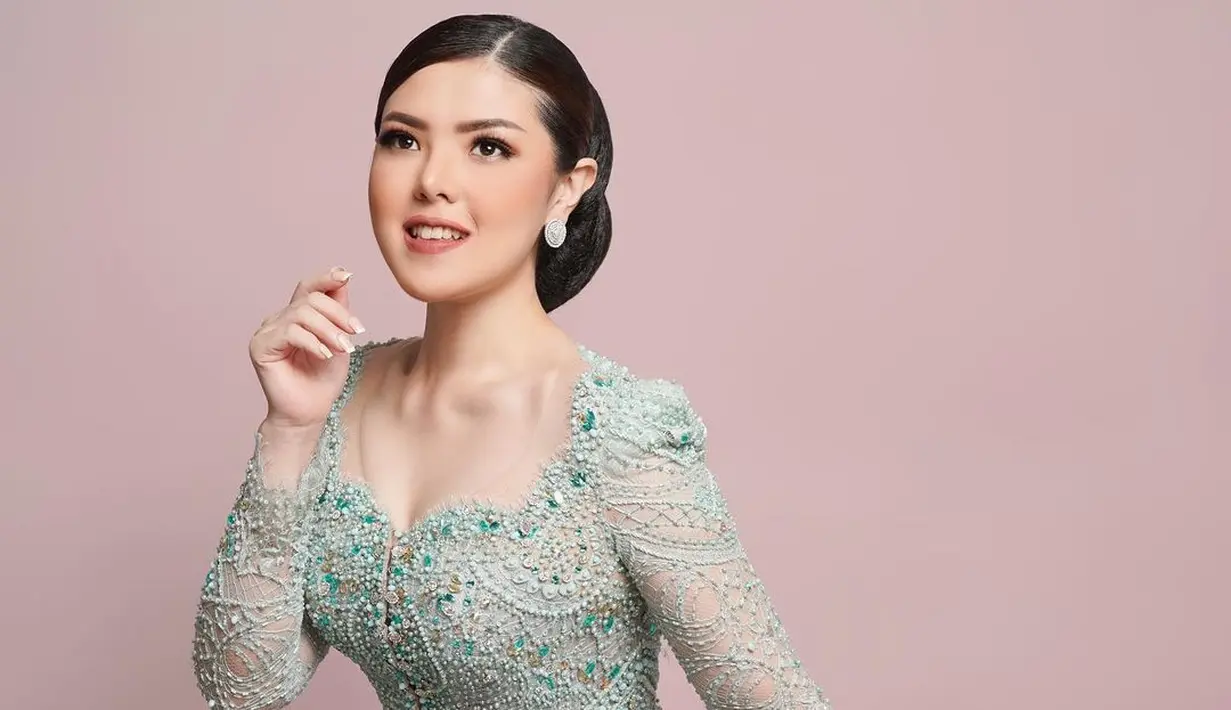 Kali ini Tina Toon kenakan kebaya klasik berwarna hijau mint. Makin terlihat anggun dengan sanggul Jawa dan rok lilit batik [@tinatoon101]