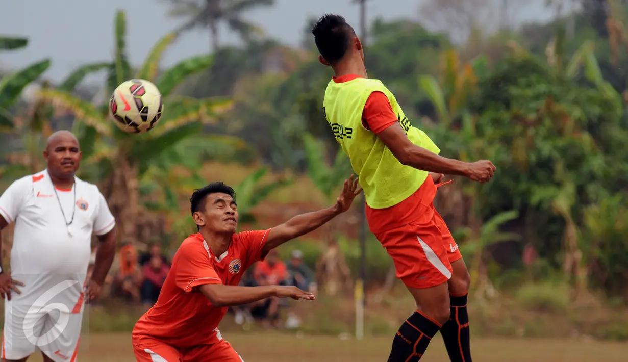 Maman Abdurrahman (kanan) saat latihan di NYTC, Sawangan, Depok, Senin (2/11/2015). Latihan ini persiapan jelang turnamen Piala Jenderal Sudirman, 14 November mendatang. (Liputan6.com/Helmi Fithriansyah)  