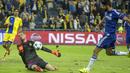 Kiper Maccabi Tel Aviv, Predrag Rajkovic menghalau bola sepakan pemain Chelsea, Diego Costa pada laga lanjutan Liga Champion grup G di Stadion Sammy Ofer, Israel, Rabu (25/11/2015). dini hari WIB.  (AFP Photo/Jack Guez).